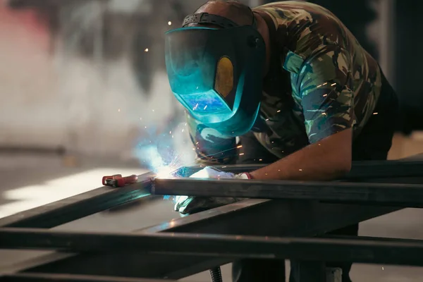 Handyman Performing Welding Grinding His Workplace Workshop While Sparks Fly — Fotografia de Stock