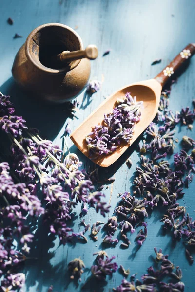 Flat Lay Mortar Pestle Wooden Scoop Fresh Lavender Flowers Turquoise — Foto Stock