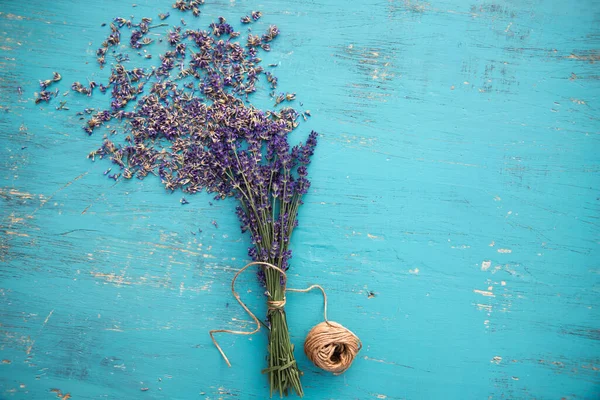 Posa Piatta Fiori Lavanda Fresca Sfondo Legno Turchese Aromaterapia Spa — Foto Stock