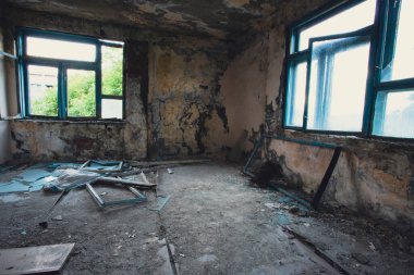 Terk edilmiş perili köşk. Koyu kirli grunge ve ürkütücü atmosfer