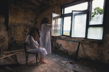 Terk edilmiş, perili bir evde hayalet. Korkunç bir kadın ruhu, cadılar bayramı konsepti..