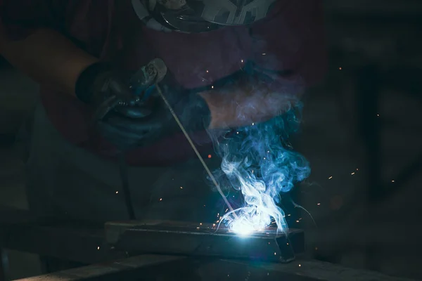 Handyman Performing Welding Grinding His Workplace Workshop While Sparks Fly — Stockfoto
