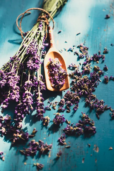 Flat Lay Wooden Scoop Fresh Lavender Flowers Turquoise Wooden Background — Foto Stock