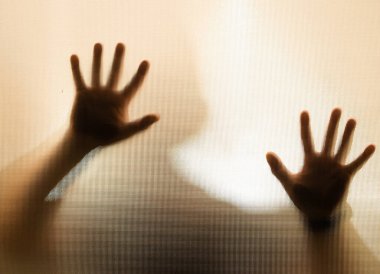 Matte camının arkasındaki korkunç hayalet adam. Cadılar Bayramı festivali.