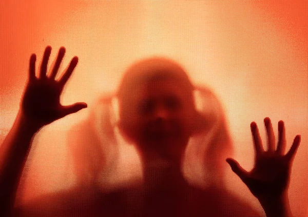 Horror Spook Meisje Achter Het Matte Glas Rood Licht Halloween — Stockfoto