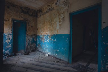 Terk edilmiş, perili bir evde hayalet. Korkunç bir kadın ruhu, cadılar bayramı konsepti..