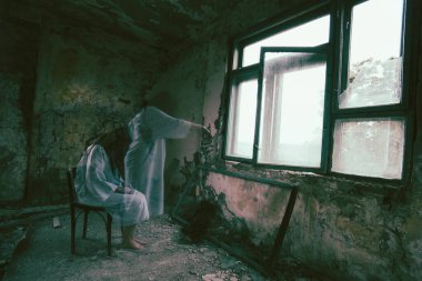 Terk edilmiş, perili bir evde hayalet. Korkunç bir kadın ruhu, cadılar bayramı konsepti..