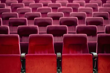 Kırmızı koltuklu boş sinema salonu. Sinema salonu