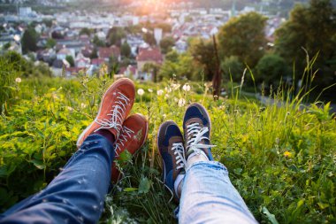 Gezgin çiftin bacakları parkta oturup şehrin manzarasının keyfini çıkarıyorlar. Özgürlük kavramı
