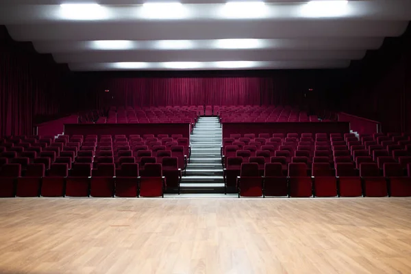 Pusta Sala Kinowa Czerwonymi Miejscami Sceną Teatr Filmowy — Zdjęcie stockowe