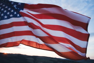Amerika Birleşik Devletleri bayrağı dalgalanıyor