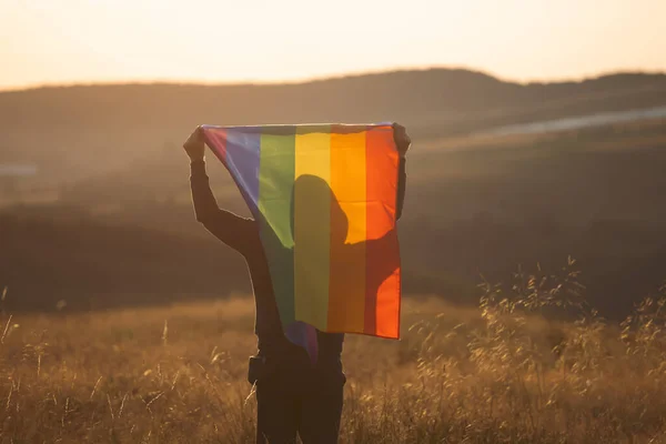 Людина Тримає Веселий Прапор Щастя Свобода Любов Концепції Одних Тих — стокове фото