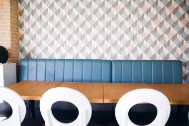 Rahat, modern bir restoranın boş salonu..