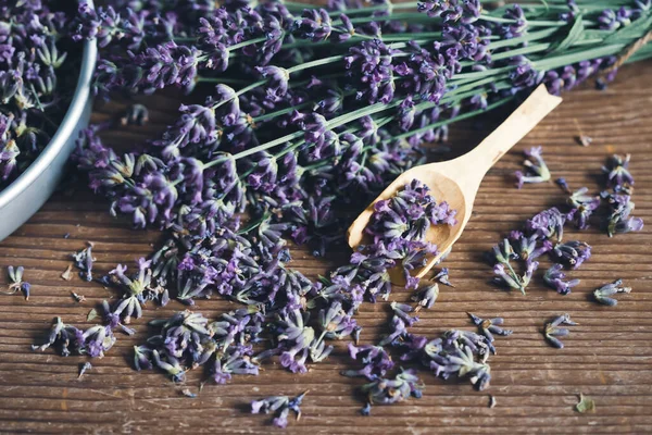 Pemandangan Atas Mangkuk Dan Sendok Kayu Bunga Lavender Segar Meja — Stok Foto
