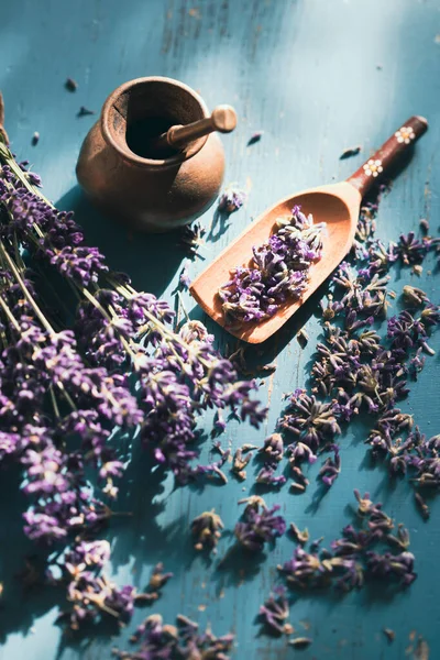 Flat Lay Mortar Pestle Wooden Scoop Fresh Lavender Flowers Turquoise — Foto Stock