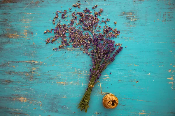 Datar Berbaring Bunga Lavender Segar Pada Latar Belakang Kayu Pirus — Stok Foto