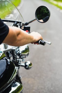 Motosiklet sürücüsü yakın çekim. Seyahat ve spor, hız ve özgürlük kavramı