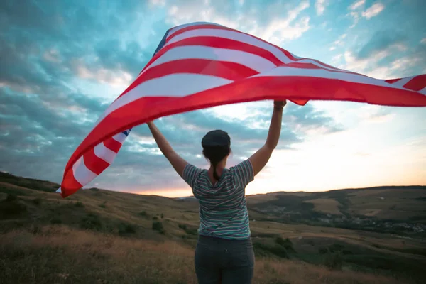 拿着美国国旗的年轻女人独立日或在美国旅行的概念 — 图库照片