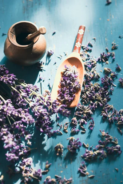 Flat Lay Mortar Pestle Wooden Scoop Fresh Lavender Flowers Turquoise — Foto Stock