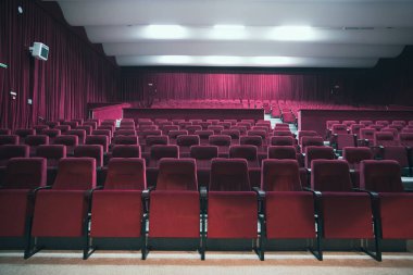 Kırmızı koltuklu boş sinema salonu. Sinema salonu