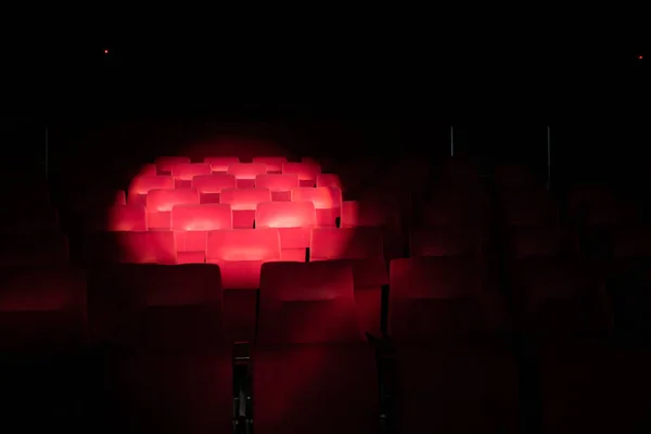 Puste Czerwone Siedzenia Teatralne Kręgiem Światła Punktowego — Zdjęcie stockowe