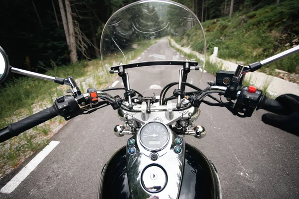 Крупним Планом Руках Водія Мотоцикла Який Їде Лісовій Дорозі Подорожі — стокове фото