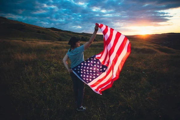 アメリカ国旗を掲げる若い女性 独立記念日またはアメリカの概念での旅行 — ストック写真