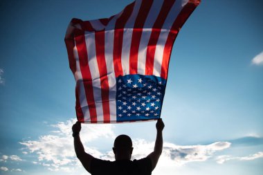 Amerikan bayrağı tutan adam. Bağımsızlık Günü ya da Amerika 'da seyahat. 