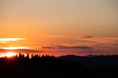 Yazın sıcak gün batımı. Sıcak hava dalgası, iklim değişikliği, küresel ısınma kavramı.