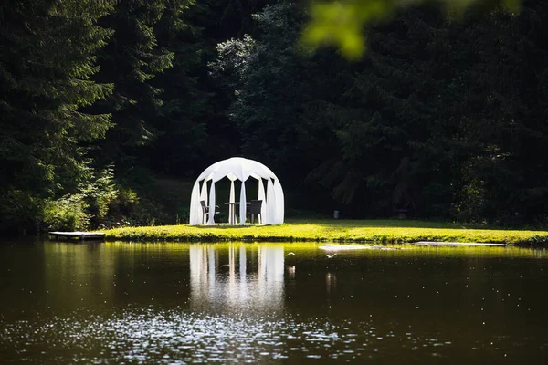 White Wedding Pavilion Altar Next Small Lake — Stock Photo, Image