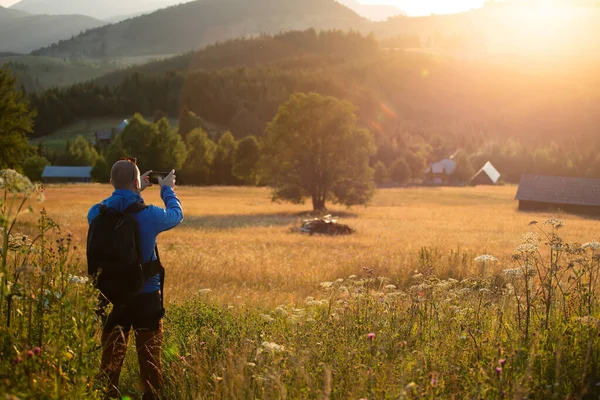 Male Hiker Summer Meadow Looking Magic Sunset Hills Relaxation Nature — Zdjęcie stockowe