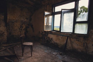 Terk edilmiş perili köşk. Koyu kirli grunge ve ürkütücü atmosfer
