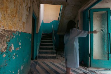 Terk edilmiş, perili bir evde hayalet. Korkunç bir kadın ruhu, cadılar bayramı konsepti..