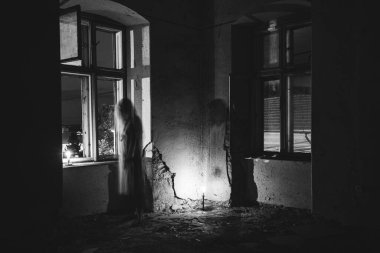 Terk edilmiş, perili evde hayaletler. Korkunç ruhların korku sahnesi, Cadılar Bayramı konsepti.