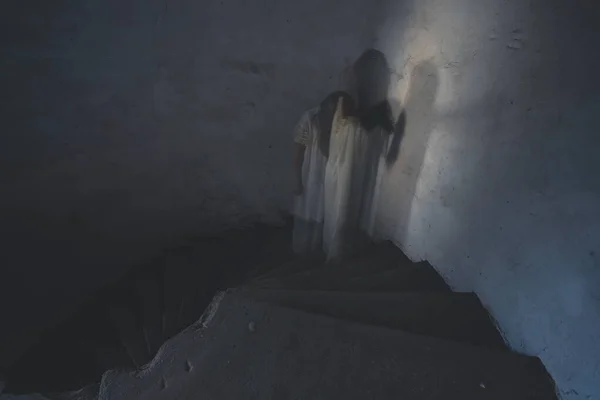 Szellem Egy Elhagyatott Kísértetházban Horror Jelenet Ijesztő Szellem Egy Halloween — Stock Fotó