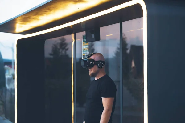 Νεαρός Που Φοράει Γυαλιά Εικονικής Πραγματικότητας Metaverse Τεχνολογία Βιντεοπαιχνίδι Φουτουριστικό — Φωτογραφία Αρχείου