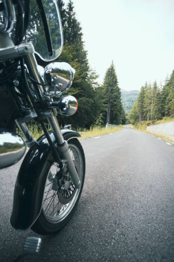 Motosiklet ekibi ön çatal ve tekeri kapatın. Seyahat ve spor, hız ve özgürlük kavramı