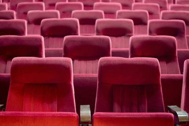 Kırmızı koltuklu boş sinema salonu. Sinema salonu