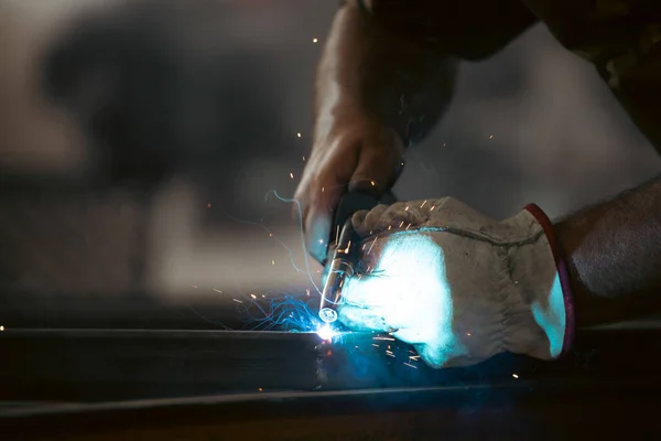 Handyman Performing Welding Grinding His Workplace Workshop While Sparks Fly — Stockfoto