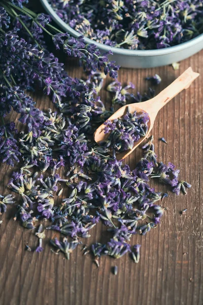 Pemandangan Atas Mangkuk Dan Sendok Kayu Bunga Lavender Segar Meja — Stok Foto