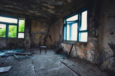 Terk edilmiş perili köşk. Koyu kirli grunge ve ürkütücü atmosfer