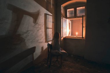 Terk edilmiş, perili bir evde hayalet. Korkunç bir kadın ruhu, cadılar bayramı konsepti..