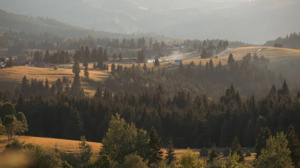 Tihuta, Piatra Fantanele, Bistrita, Romanya 'daki dağ köyü üzerinde sihirli yaz günbatımı