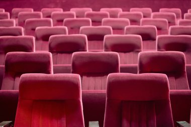 Kırmızı koltuklu boş sinema salonu. Sinema salonu