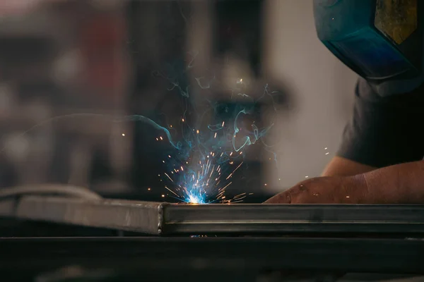 Handyman Performing Welding Grinding His Workplace Workshop While Sparks Fly — Stockfoto