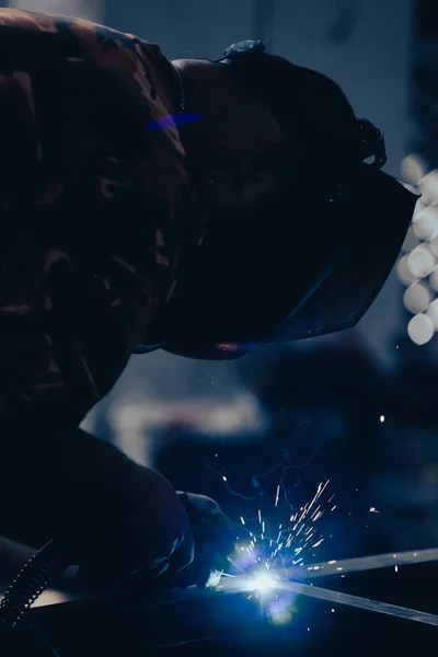 Handyman Performing Welding Grinding His Workplace Workshop While Sparks Fly — Stockfoto