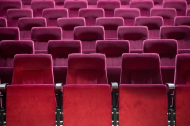 Kırmızı koltuklu boş sinema salonu. Sinema salonu
