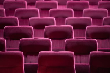 Kırmızı koltuklu boş sinema salonu. Sinema salonu