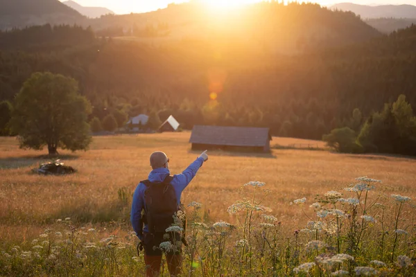 Male Hiker Summer Meadow Looking Magic Sunset Hills Relaxation Nature — Zdjęcie stockowe