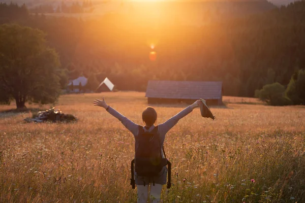 Female Hiker Summer Meadow Looking Magic Sunset Hills Relaxation Nature — 图库照片